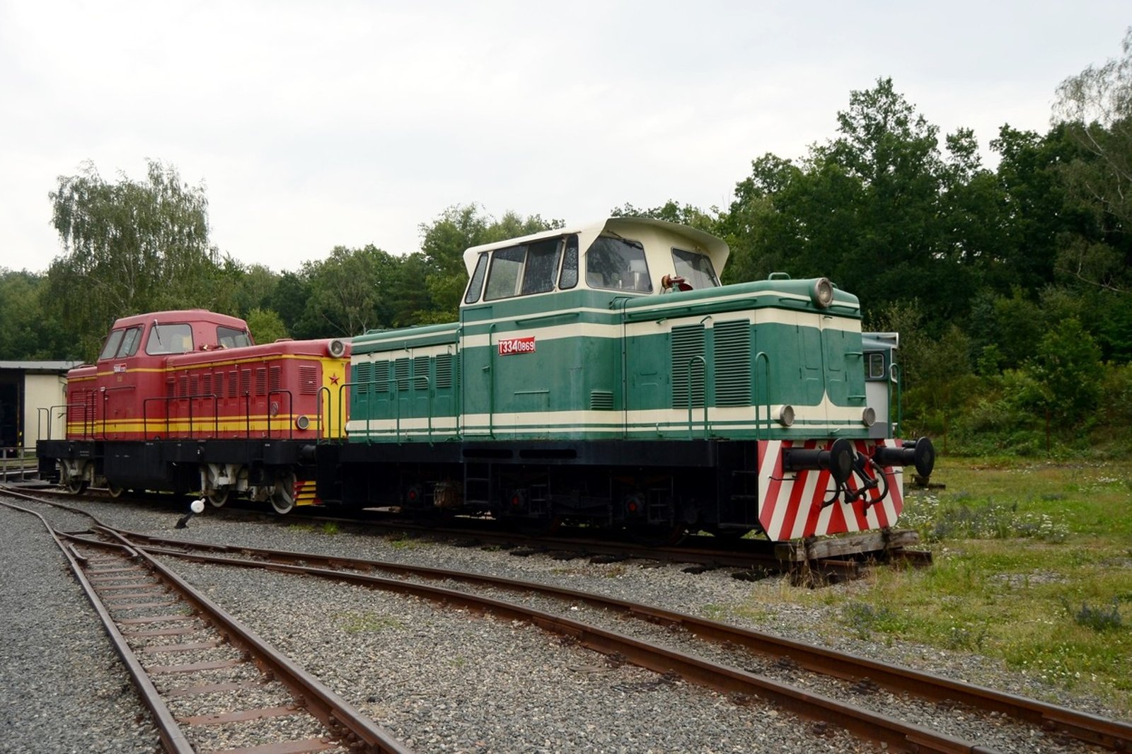 Motorová lokomotiva 710 se starým označením T334.0, Lužná u Rakovníka (25.7.2012) – Profimedia.CZ