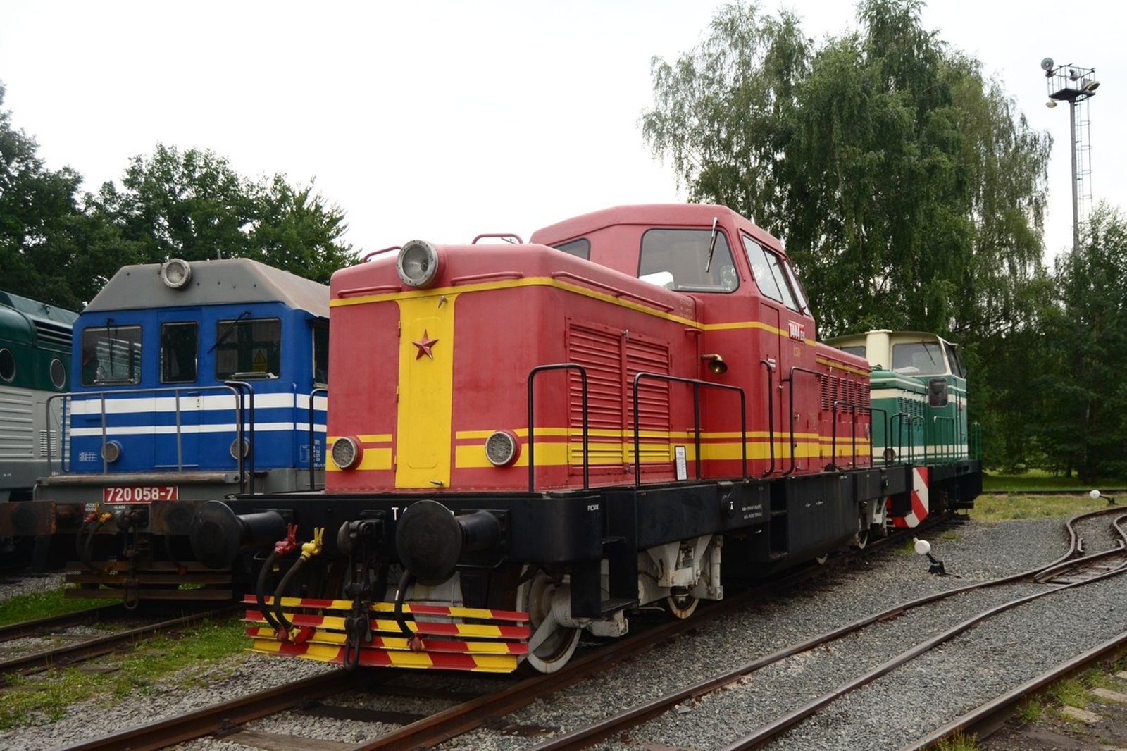 Motorová lokomotiva 725 (T444.0), Lužná u Rakovníka (25.7.2012) – Profimedia.CZ