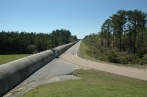 LIGO, část jednoho ramene observatoře, Livingston, Louisiana, USA – Roberto Michel