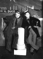 V+W, Jiří Voskovec (vpravo) a Jan Werich (vlevo) ve svých typických maskách (1932) – Profimedia.CZ