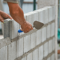 Stavba zdiva z tvárnic – Verin / Shutterstock