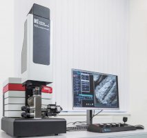 Elektronový mikroskop LIVEM 5 (TEM, STEM, SEM, SAED) – Produktové foto Delong Instruments, fair use