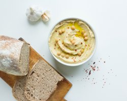 Hummus – Nicholas Barbaros / Unsplash