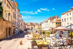 Aix-en-Provence – RossHelen / Shutterstock