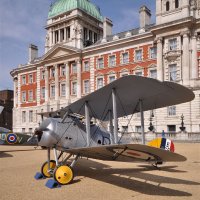 Britský stíhací dvouplošník Sopwith Snipe z období první světové války vystavený u budovy Old Admiralty v Londýně, 1. dubna 2016 – Ron Ellis / Shutterstock
