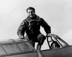 Emil Fechtner u kabiny letounu Hawker Hurricane (1940) – volné dílo