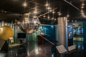 Luna 1, replika, Muzeum kosmonautiky v Moskvě – Alexey Broslavets / Shutterstock