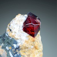 Zirkon, hyacint, minerál (křemičitan zirkoničitý) – Albert Russ / Shutterstock