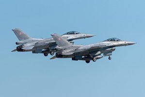 Dva letouny polského letectva F-16C Fighting Falcon za letu – Konwicki Marcin / Shutterstock