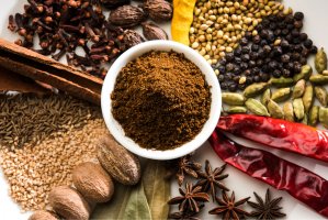 Směs koření garam masala a přísady – StockImageFactory.com / Shutterstock
