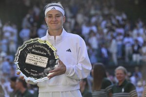 Karolína Muchová s trofejí za druhé místo ve finále Wimbledonu, 11. července 2026 – Chryslene Caillaud / PsnewZ / Bestimage / Profimedia.CZ
