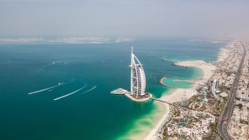 Letecký pohled na tržiště Souk Madinat Jumeirah a hotel Burdž al-Arab v Dubaji, březen 2019 – Aleksandr Medvedkov / Shutterstock