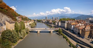 Řeka Isère a město Grenoble, letecký pohled – Brookgardener / Shutterstock