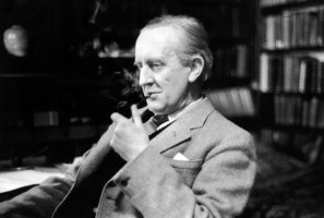 John Ronald Reuel Tolkien s dýmkou – Profimedia.CZ