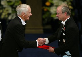 William S. Knowles přebírá Nobelovu cenu za chemii od krále Carla XVI. Gustafa, Stockholm, 10. 12. 2001 – Profimedia.CZ