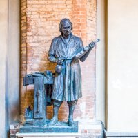 Antonio Stradivari, socha na nádvoří radnice, Cremona – Gimas / Shutterstock