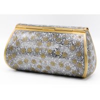 Niello, ukázka šperkařské techniky na dámské kabelce – BoxBoy / Shutterstock