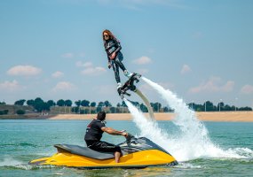 Vznášení na flyboardu (11.6.2019) – Vladimir Konstantinov / Shutterstock