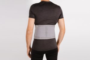 Bederní pás zpevňuje bederní část páteře – Med_Ved / Shutterstock