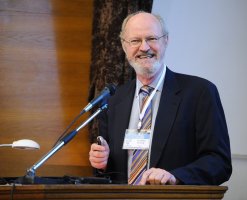 Robert H. Grubbs na konferenci v Moskvě (16. 9. 2012) – Profimedia.CZ