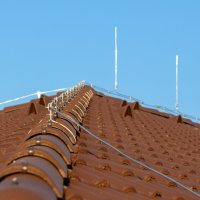 Bleskosvod, instalace jímacího zařízení (tyče) a svodů – boitano / Shutterstock