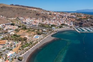 Gomera, letecký pohled na město San Sebastian s přístavem – Curioso.Photography / Shutterstock