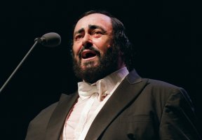 Italský tenor Luciano Pavarotti během koncertu k oslavě svých 66. narozenin a 40 let kariéry v pařížské hale Bercy (16.10.2001) – Frédéric Florin / AFP / Profimedia.CZ