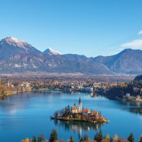 Bled, Slovinsko - letecký pohled na poutní kostel Nanebevzetí Panny Marie u Bledského jezera (Blejsko Jezero) – kerenby / Shutterstock