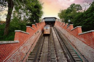 Historické vozy Budínské lanovky v Budapešti, Maďarsko – kudla / Shutterstock