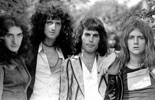 John Deacon, Brian May, Freddie Mercury a Roger Taylor ze skupiny Queen v nahrávacím studiu Ridge Farm, srpen 1975 – Profimedia.CZ