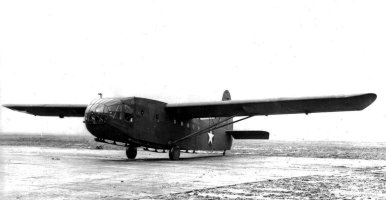 Americký kluzák Waco CG-4A, transportní kluzák pro výsadek vojáků a nákladu, na zemi – Profimedia.CZ