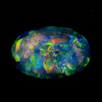 Hladký bezfasetový výbrus (čočkovec) australského opálu – Alf Manciagli / Shutterstock