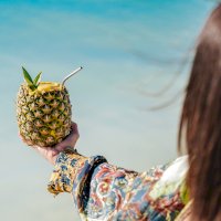Piña colada podávaná v ananasu – David Troeger / Unsplash