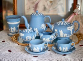 Wedgwood, Jasperware s bílým zdobením – Lirowart / Shutterstock
