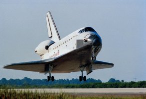 Přistávací sekvence raketoplánu Endeavour, Orbiter Vehicle (OV) 105, mise STS-47 na dráze Shuttle Landing Facility v Kennedyho vesmírném středisku. (20.9.1992) – NASA