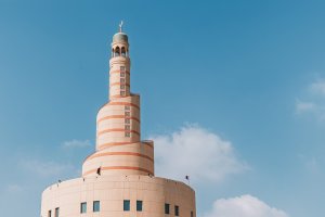 Spirálový minaret Katarského islámského kulturního centra Fanar v Dauhá, 30. listopadu 2025 – frantic00 / Shutterstock