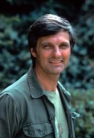 Alan Alda jako Hawkeye Pierce v TV seriálu M*A*S*H (1972–1983) – Profimedia.CZ