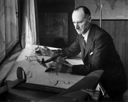 Geoffrey de Havilland s modelem letounu de Havilland Mosquito – Profimedia.CZ