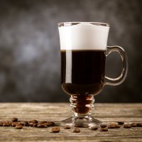 Irish coffee, skleněný šálek s ouškem – George Dolgikh / Shutterstock