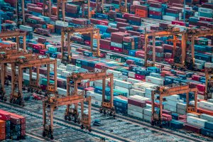 Portálové jeřáby v kontejnerovém překladišti singapurského přístavu – Photo by ammiel jr on Unsplash