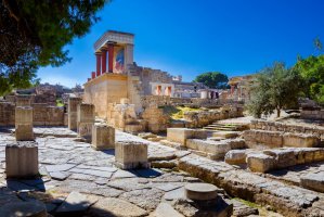 Zbytky paláce Knossos na Krétě – Georgios Tsichlis / Shutterstock