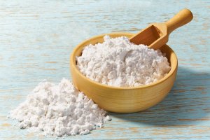 Bramborový škrob v dřevěné misce, detail – itor / Shutterstock