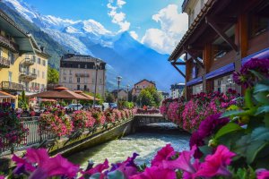 Chamonix – Aishe / Shutterstock