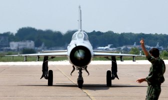 MiG-21 při pojíždění, Bělehrad, Srbsko (květen 2003) – bibiphoto / Shutterstock