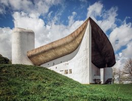Kaple Notre-Dame du Haut, poutní architektonické mistrovské dílo na svahu kopce, Ronchamp, Francie (7.11.2019) – bemissu / Shutterstock