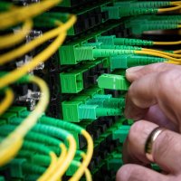 Zapojování optického kabelu v datovém centru – Rawpixel.com / Shutterstock