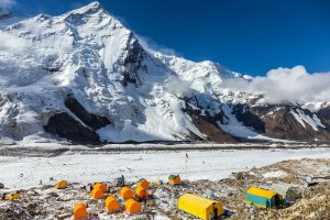 Chan-Tengri – Alex Brylov / Shutterstock
