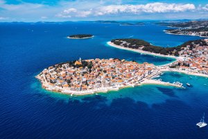 Letecký pohled na historické centrum Primoštenu na pobřeží Jaderského moře v Chorvatsku – DaLiu / Shutterstock