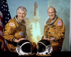 STS-4 – Velitel posádky Thomas K. (Ken) Mattingly II (vpravo) a pilot Henry W. Hartsfield Jr. (17.5.1982) – NASA
