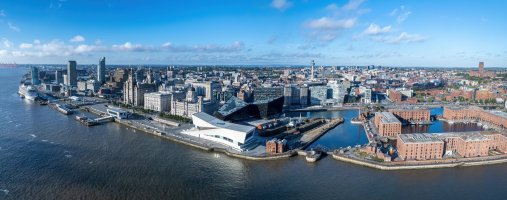 Liverpool a řeka Mersey, letecký pohled – Brookgardener / Shutterstock